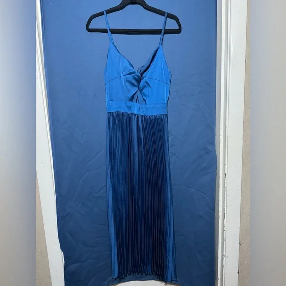 Cupshe NWT Elegant Navy Blue Satin Twist & Keyhole Pleated Dress. - Picture 3 of 5